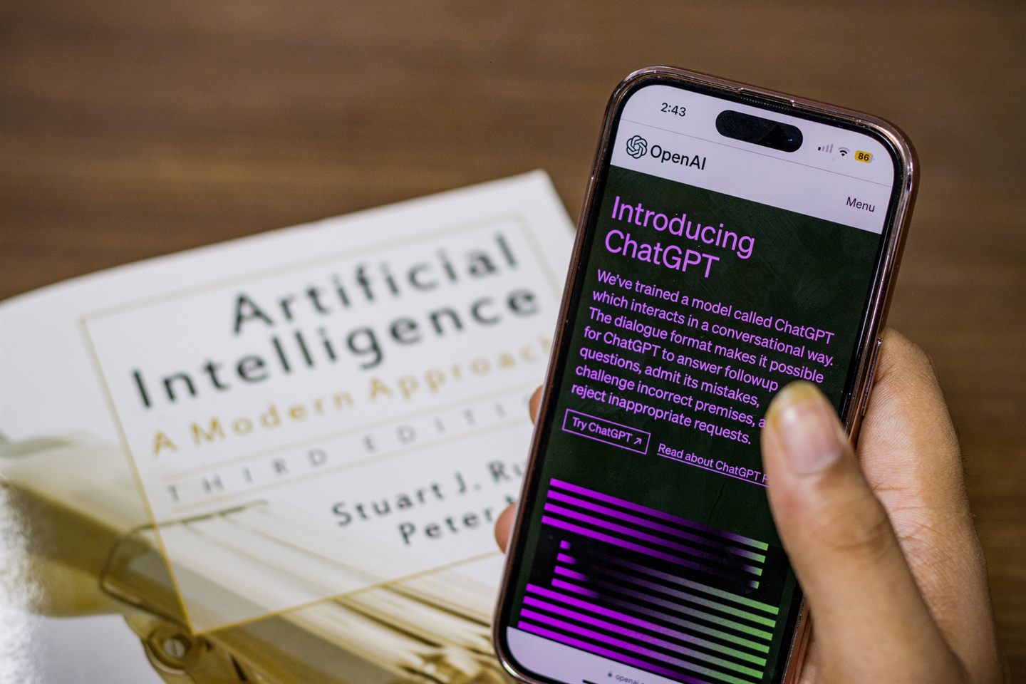 Persona conversando con un asistente de inteligencia artificial en el móvil